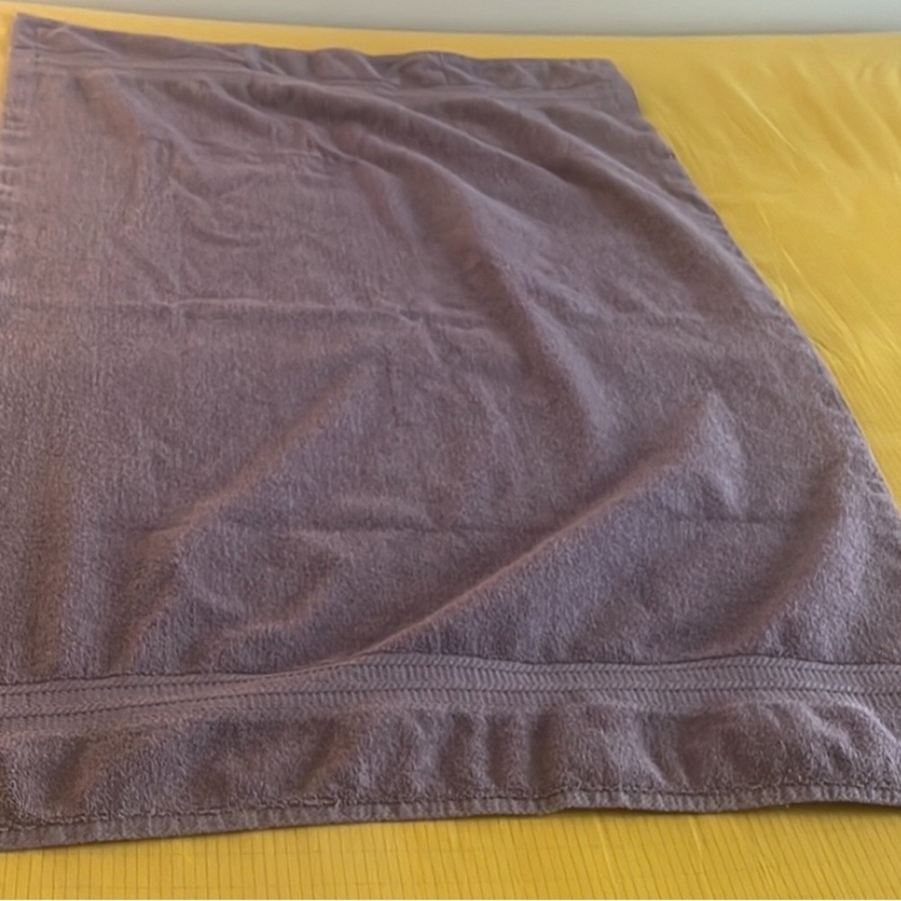 EUC - Better Homes & Gardens Bath Towel